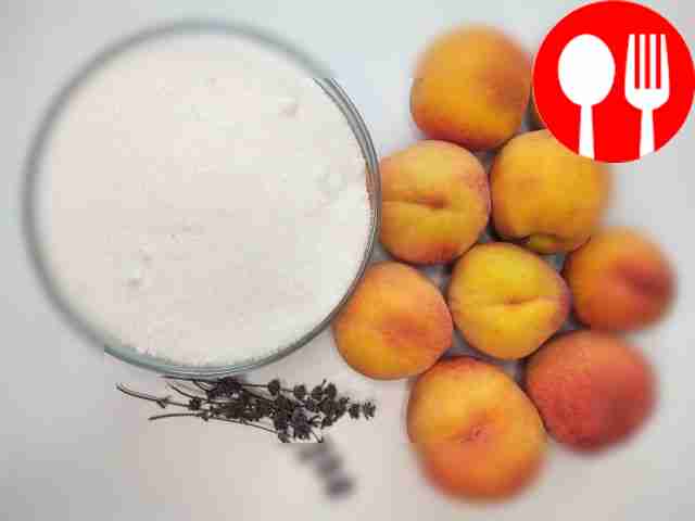 Персики хорошо помойте и извлеките косточку;...