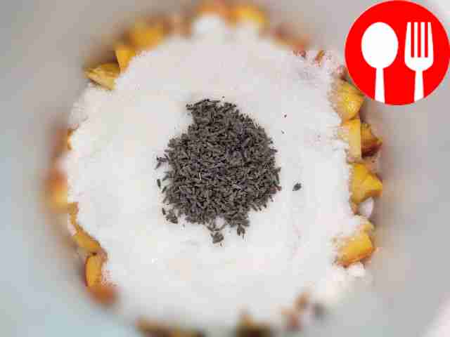 Порежьте персики на маленькие кубики....