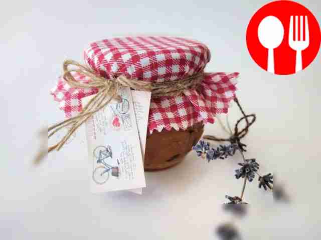 Подавайте варенье с веточками сушёной лаванды...