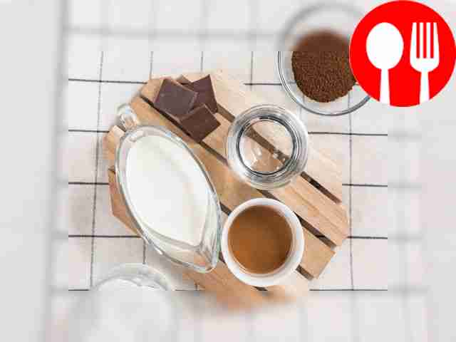 Охладите водку, кофейный ликёр и молоко....