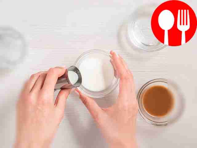 Соберите ингредиенты для коктейля. В стакан...