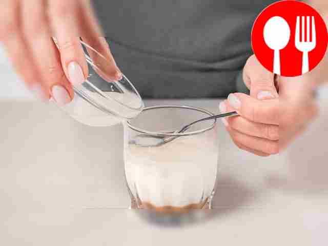 Приготовьте коктейль: наполните стакан льдом и...