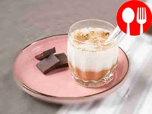 Поместите стакан с коктейлем на тарелку, а...