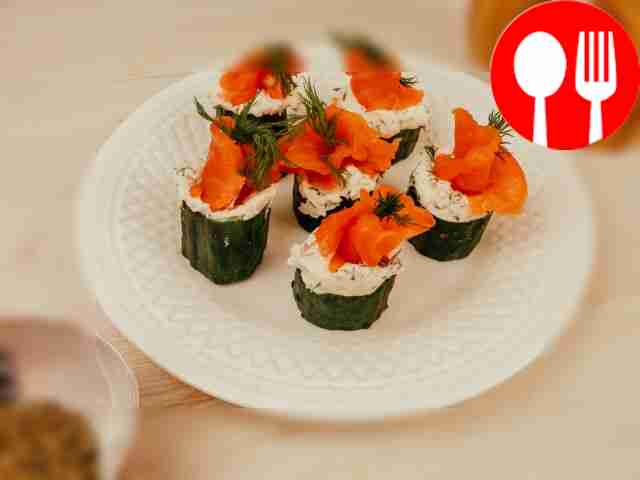 Корзинки из огурцов с копченым лососем