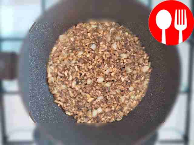 Чтобы начинка получилась сочной, мелко...