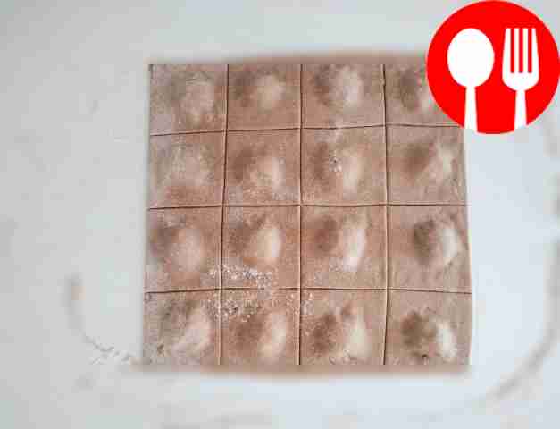 Раскатайте тесто в два тонких слоя. На один...