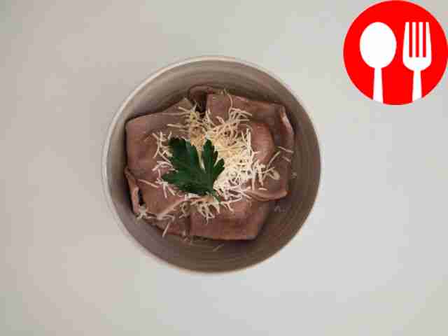 Отварите равиоли в кипящей подсоленной воде...