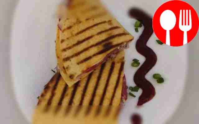 Аппетитная тортилья с сыром на гриле