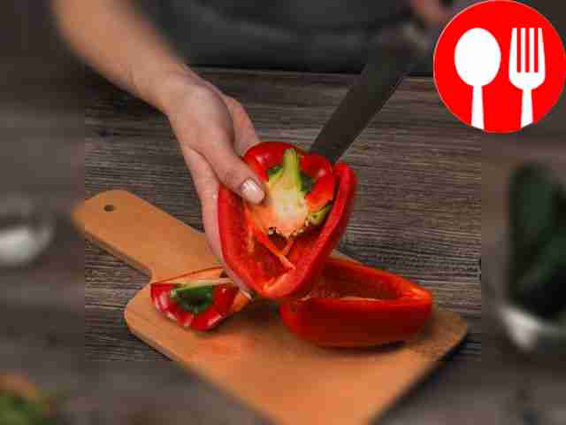 Подготовьте блендер. Вымойте овощи, обсушите...