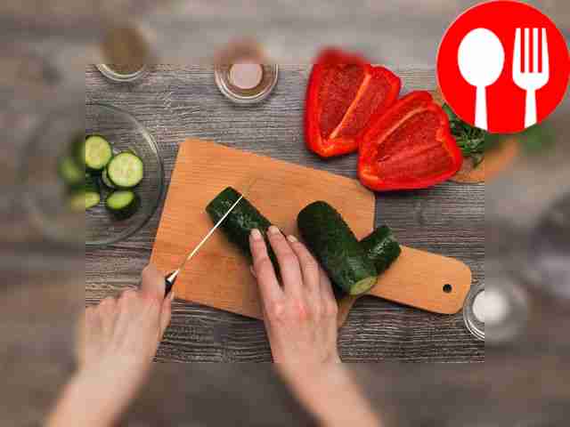 - Нарежьте огурцы и перец тонкими ломтиками....