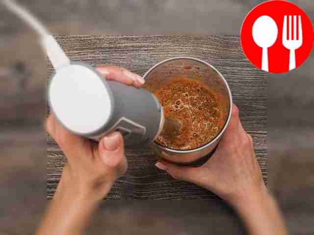 Приготовьте смузи. Поместите в чашу блендера...