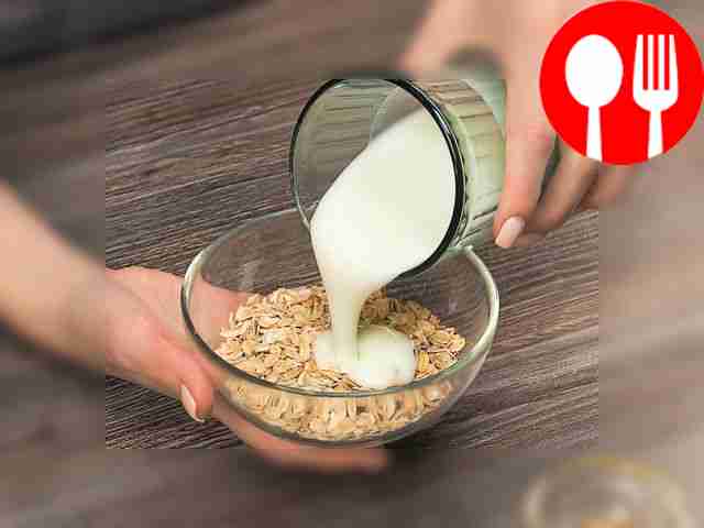 Залейте овсянку кефиром и дайте ей настояться...