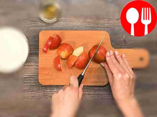 Порежьте яблоко на небольшие кусочки.