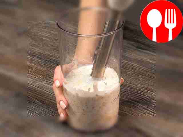 Подготовьте смузи: поместите в чашу блендера...