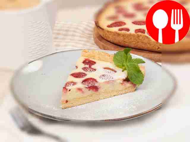 Пирог с творогом и клубникой