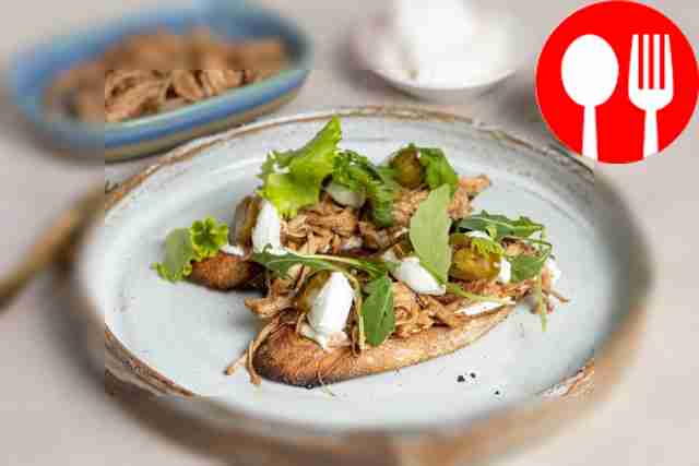 Брускетта с томленой свининой и воздушным сыром