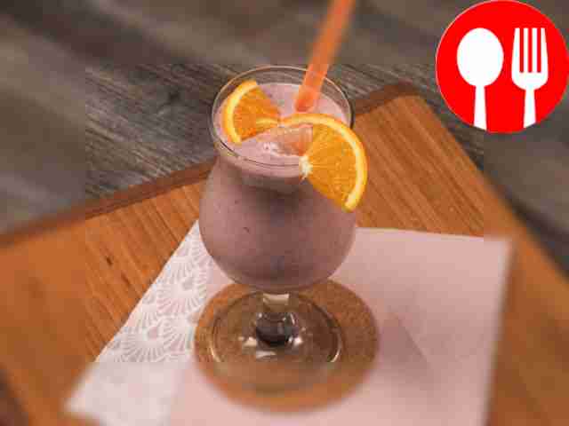 Молочный смузи с бананом и малиной