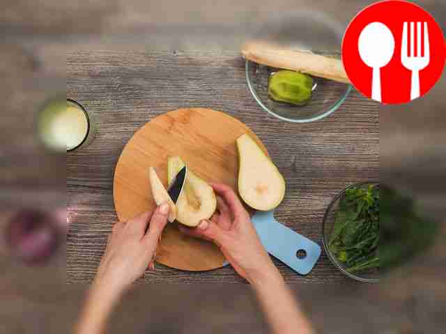 Сполосните фрукты и шпинат и аккуратно...