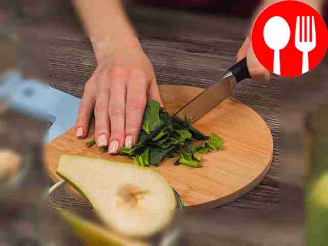 Разрежьте шпинат и фрукты на кусочки средней величины.