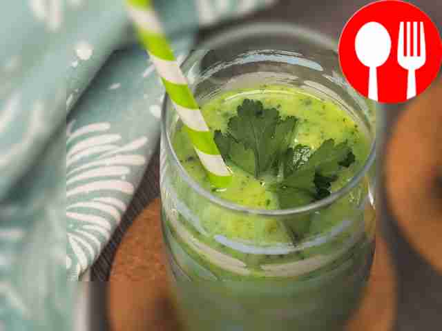 Для эффектной подачи смузи разлейте его по...