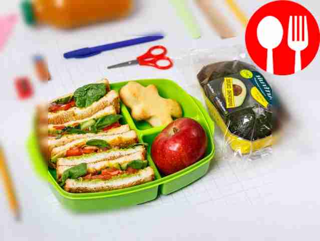 Сэндвич с авокадо, огурцом и помидором