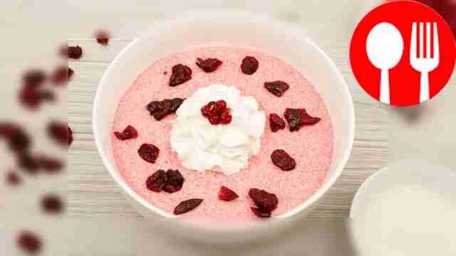 Взбитая манка с ягодами