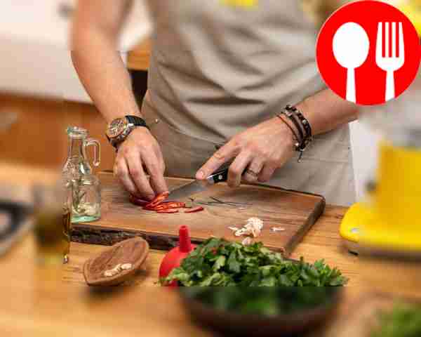 Нарежьте чили тонкими ломтиками.