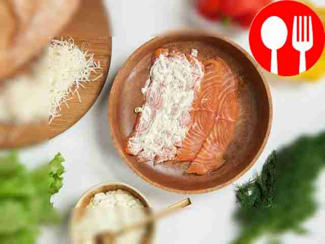 Приготовьте соус и замаринуйте лосося. Мелко...