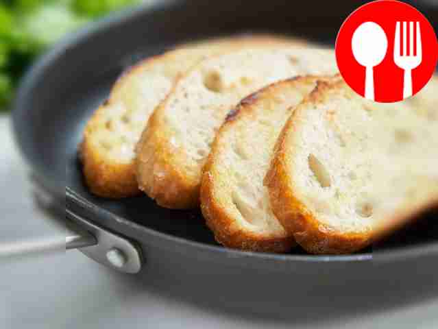 Запеките перец и обжарьте батард. Поместите...