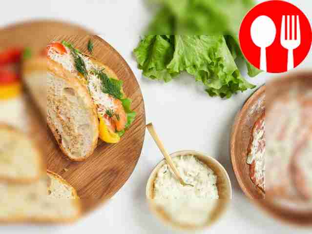 Приготовьте батард с лососем. В сковороде с...