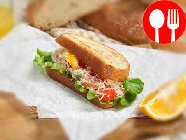 Батард с маринованным лососем, печеным перцем и укропом