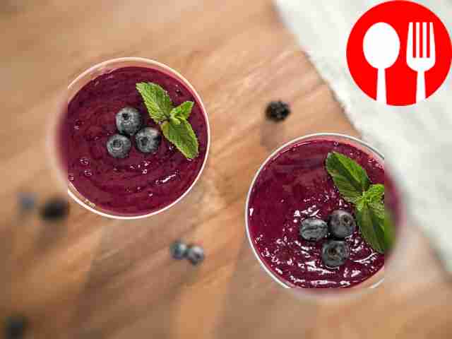 Украсьте ягодами и веточками мяты. Подавайте...