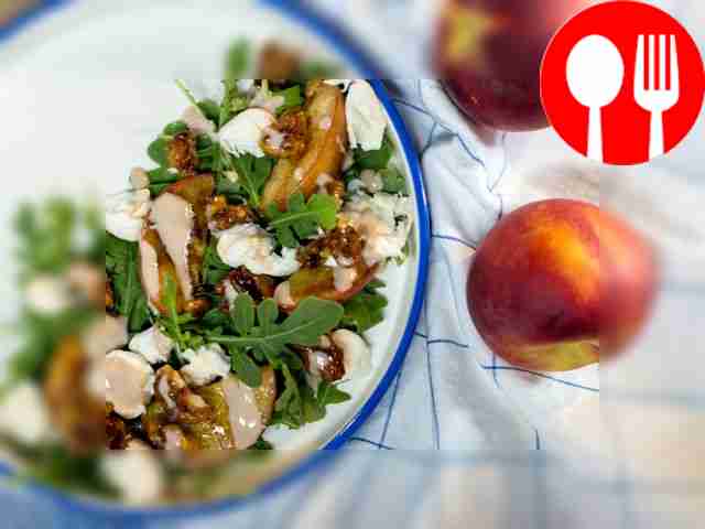 Салат с персиками и орехами в карри-глазури