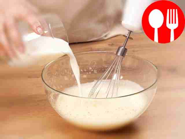 Добавьте молоко и перемешайте.