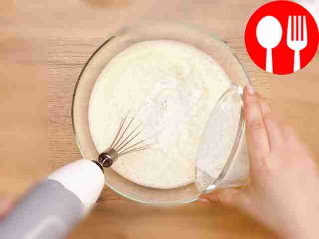 Постепенно всыпайте просеянную муку, постоянно...