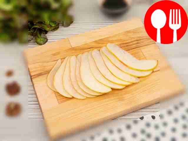 Разрежьте грушу на тонкие ломтики.