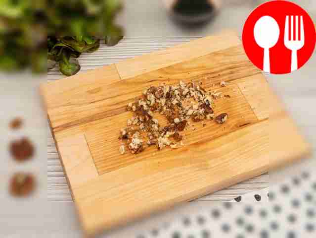 Измельчите грецкие орехи толкушкой или плоской...