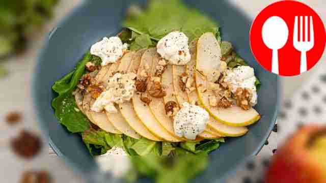 Зеленый салат с грушей, рикоттой и грецкими орехами