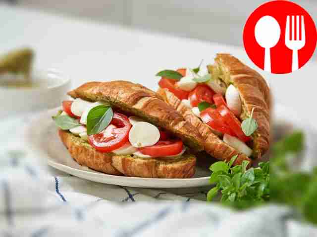 Мини-круассаны с помидорами и моцареллой