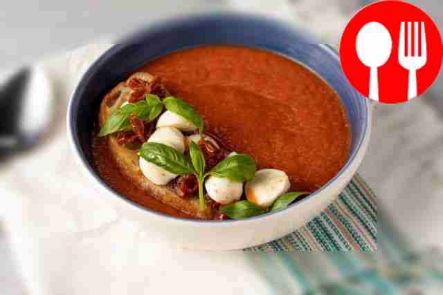 Гаспачо из печеного перца и клубники