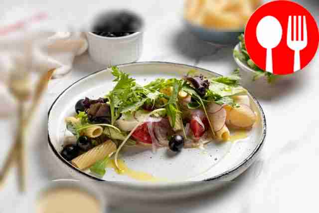 Итальянский салат с пастой пенне, моцареллой, томатом и тунцом