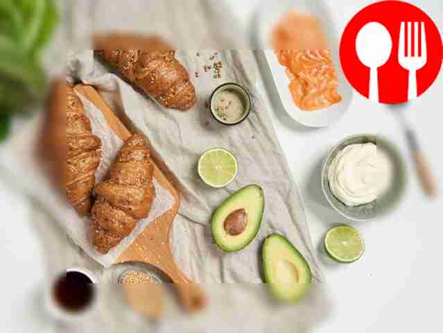 Промойте лайм и разрежьте его пополам. С одной...