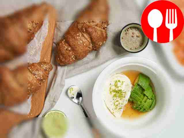 Сделайте соус для круасса. Мякоть авокадо...