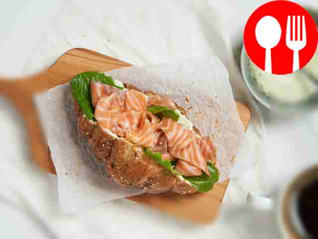 Выстелите тарелку листьями салата и уложите на...