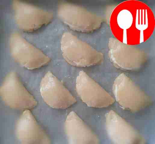 На противень уложите пергамент и смажьте его...