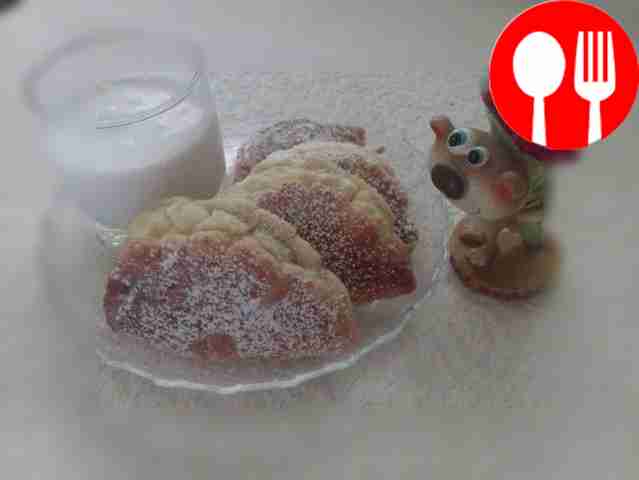 Горячие сочники посыпьте сахарной пудрой и...