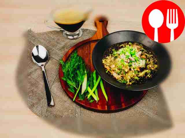 Заправьте окрошку охлаждённым квасом.