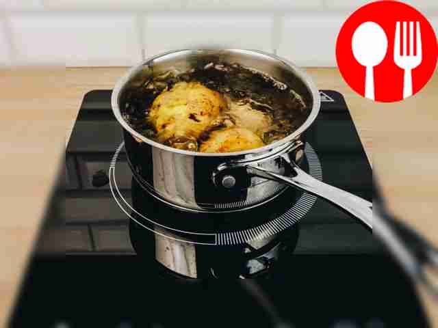 Сварите картофель.