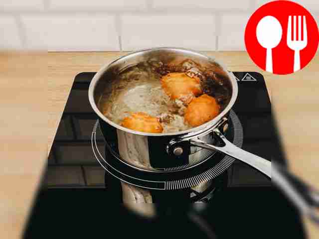 Сварите яйца вкрутую. Очистите их от скорлупы.