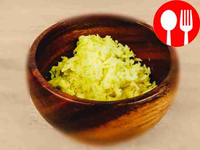 Измельчите на терке очищенный картофель,...